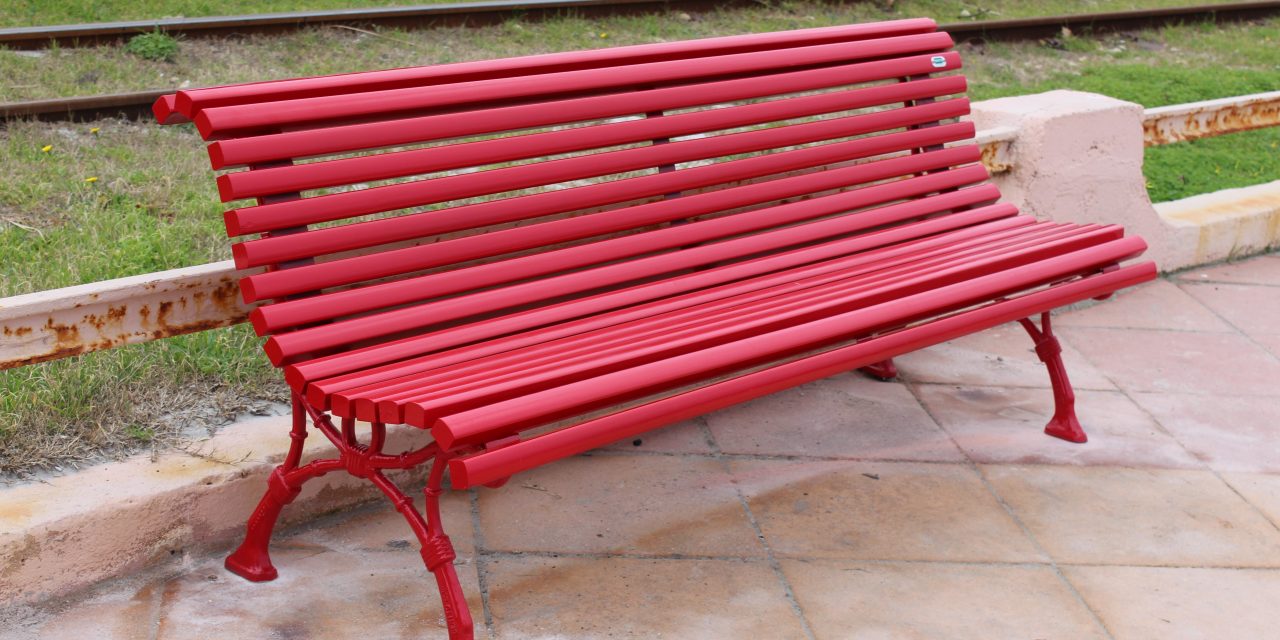 Un banc rouge pour JULIE